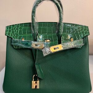 25 cm genuine Togo leather featuring an embossed crocodile print.